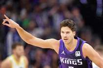 打旧主也顶不住！麦克德莫特半场三分6中3拿到9分2板 正负值-22