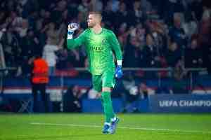 队报:舍瓦利耶丢掉巴黎主力门将位置,今夏可能离队