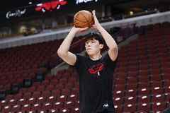 12.5%!解说:杨瀚森需提升三分 在NBA没投出夏联的手感 这不难练