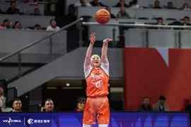 打得不错！武桐桐半场7中4拿下10分4篮板2助攻