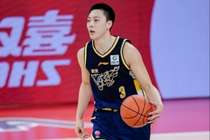 媒体人:徐杰和胡明轩的球权多了 广东输球是实力不够但拼劲可以