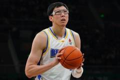 继续改进罚球！外教帮周琦在手型、压腕、出手等方面进行指导