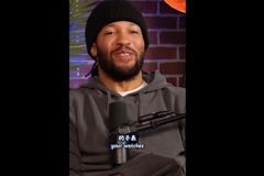 布伦森称哈特此前被打劫了三块手表 前者模仿歹徒口袋掏枪动作