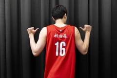 拓记:被罚10万无关痛痒 杨瀚森若打出来1天球衣销量都不止这个钱