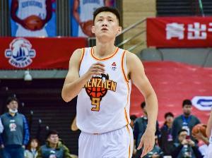 周鹏因拉伤将缺席今日对阵江苏比赛！生涯第800场里程碑将推迟
