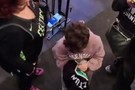 塔图姆儿子Deuce认真给女球迷签名：不好意思 字写得难看