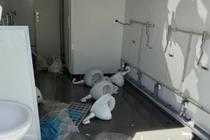 图片报：不满红牛集团，门兴球迷把RB莱比锡主场的厕所给砸了