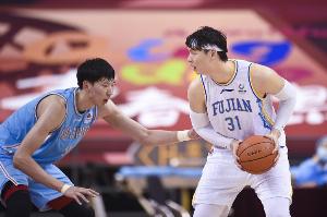 媒体人:王哲林能力不如周琦 但场上的专注度强于周琦
