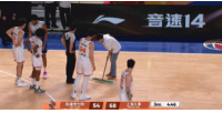 还是那个地方！天花板疑似再次漏水&工作人员擦地板 比赛继续