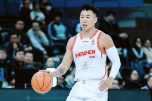 常规赛最后一轮最佳阵容:贺希宁 马昆杜 莱迪 刘晓宇 李添荣