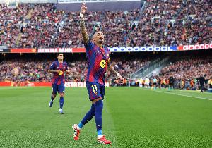 网传拉菲尼亚不确定是否留在巴萨，妻子评论回应：???