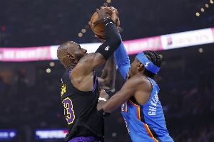 湖媒晒老詹SGA系列赛数据:41岁老将表现超过连庄MVP 但湖人0-2