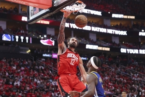 亚当斯:不认为自己是NBA最壮的人 裁判这么想导致我被撞了也不吹