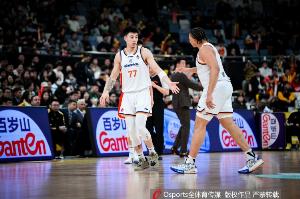 记者:张镇麟真的是从1号位防到5号位 防守的摇摆性太强了