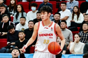 媒体人:深圳加快节奏换更多的回合数 但被广厦利用失误打快攻