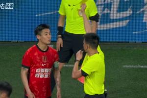 卡牌大师！李海新全场出11黄，鲍世蒙、索罗金、韦世豪判罚引争议