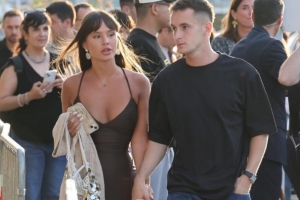 世体:巴萨全队共庆联赛夺冠,球员教练及工作人员携伴侣聚餐